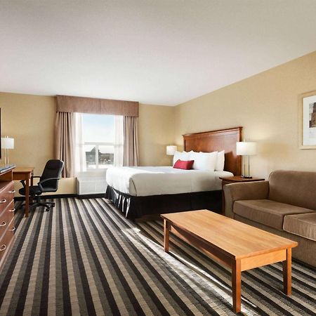 Days Inn & Suites By Wyndham Edmonton Airport Leduc Bagian luar foto