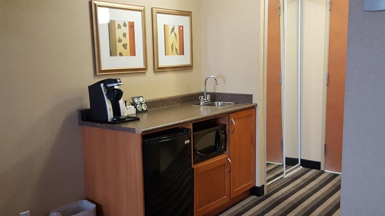Days Inn & Suites By Wyndham Edmonton Airport Leduc Bagian luar foto