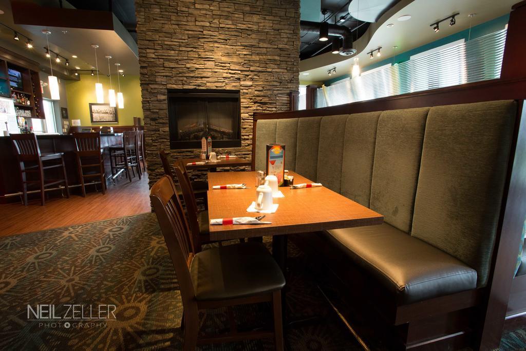 Days Inn & Suites By Wyndham Edmonton Airport Leduc Bagian luar foto