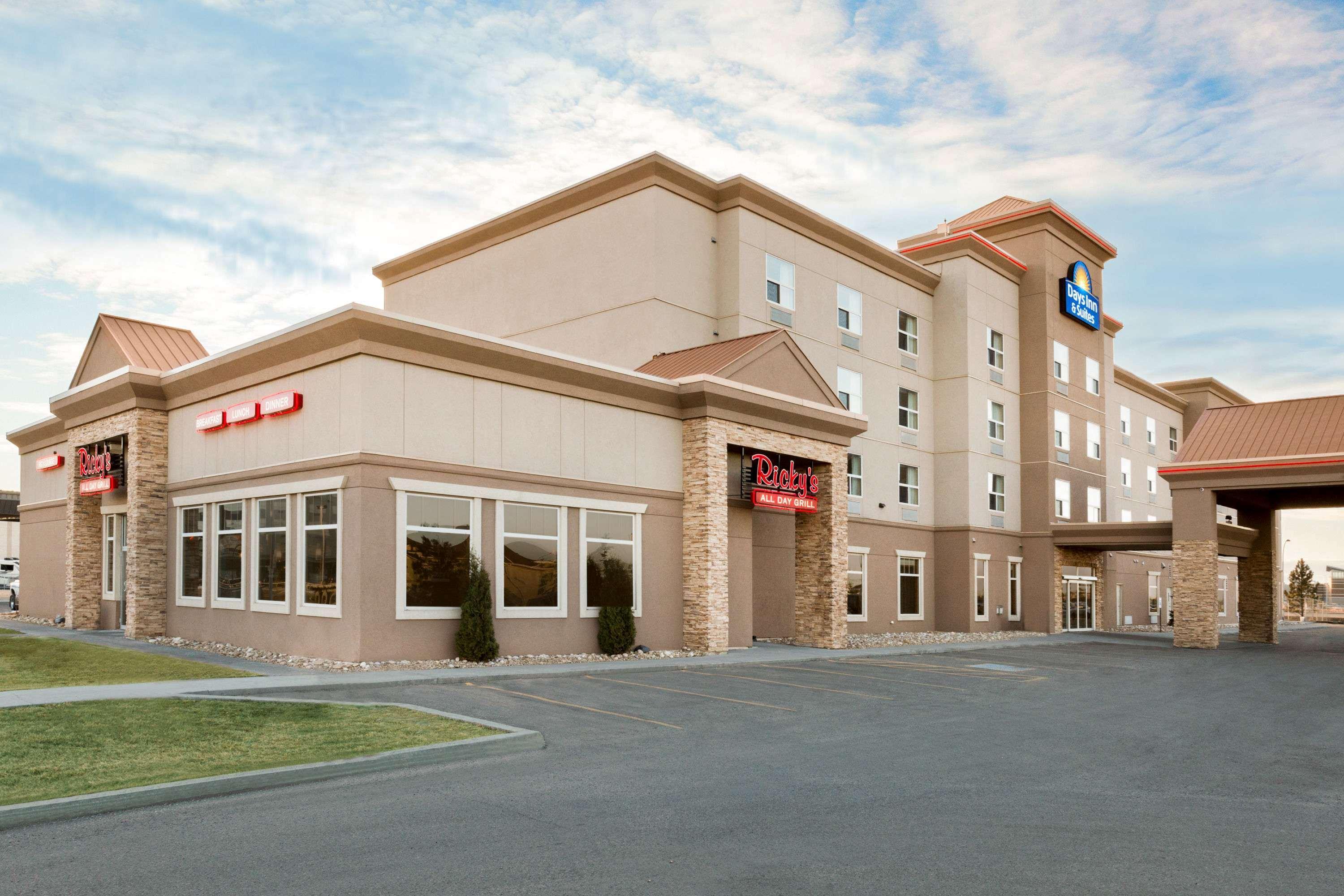 Days Inn & Suites By Wyndham Edmonton Airport Leduc Bagian luar foto