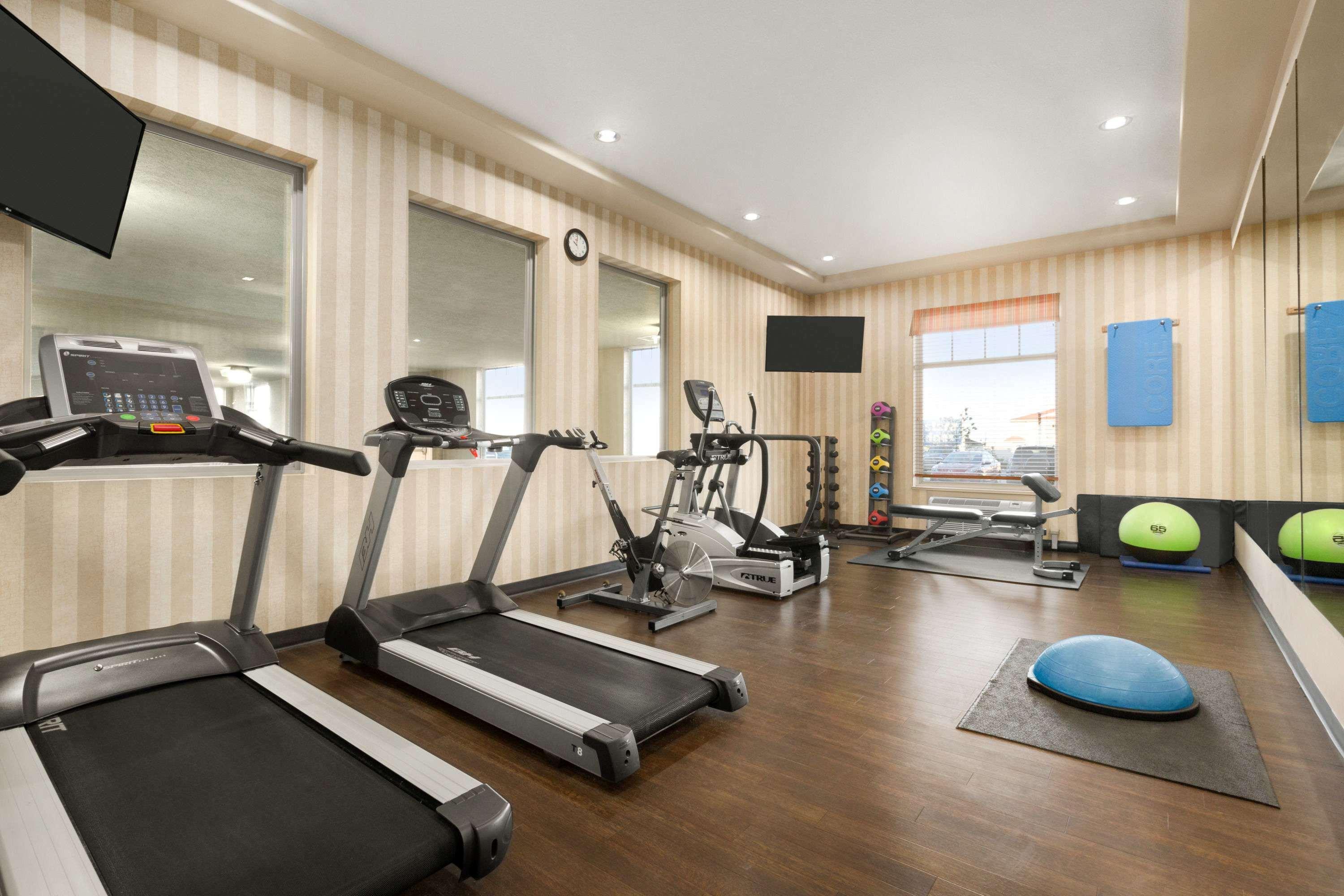 Days Inn & Suites By Wyndham Edmonton Airport Leduc Bagian luar foto