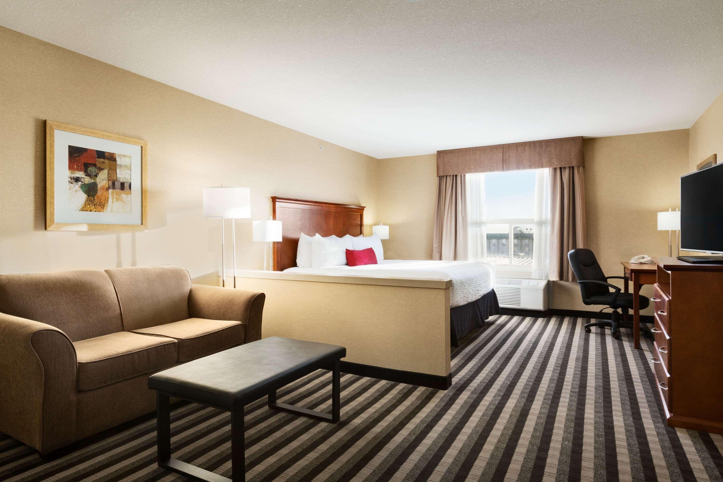 Days Inn & Suites By Wyndham Edmonton Airport Leduc Bagian luar foto