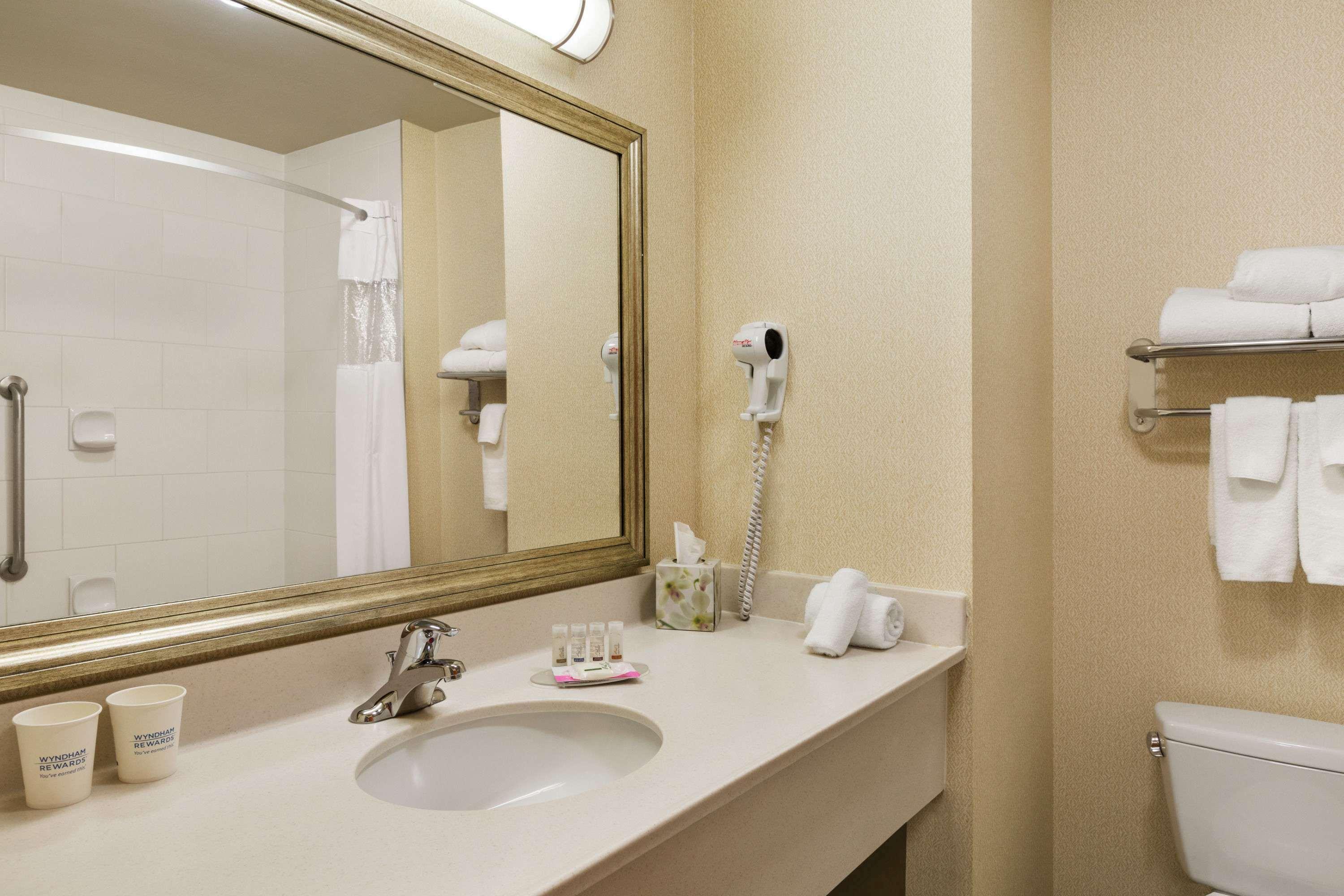 Days Inn & Suites By Wyndham Edmonton Airport Leduc Bagian luar foto