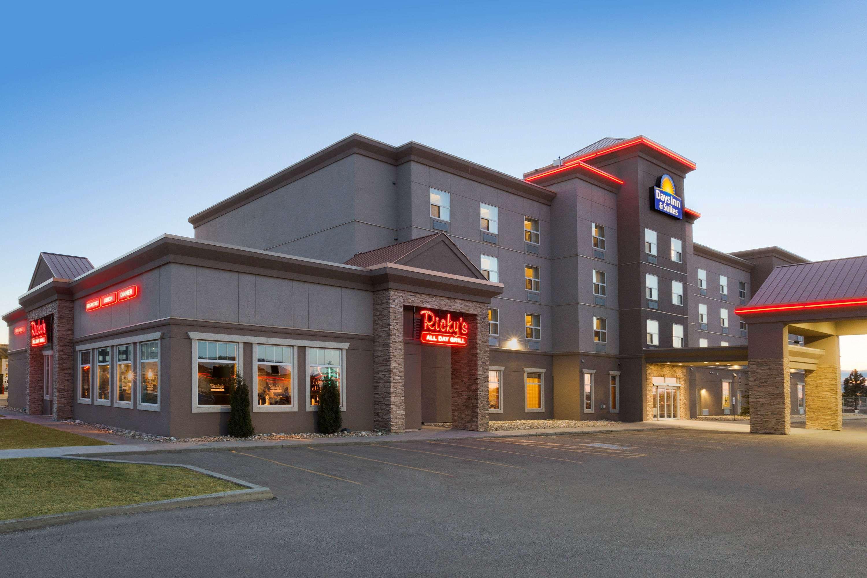 Days Inn & Suites By Wyndham Edmonton Airport Leduc Bagian luar foto