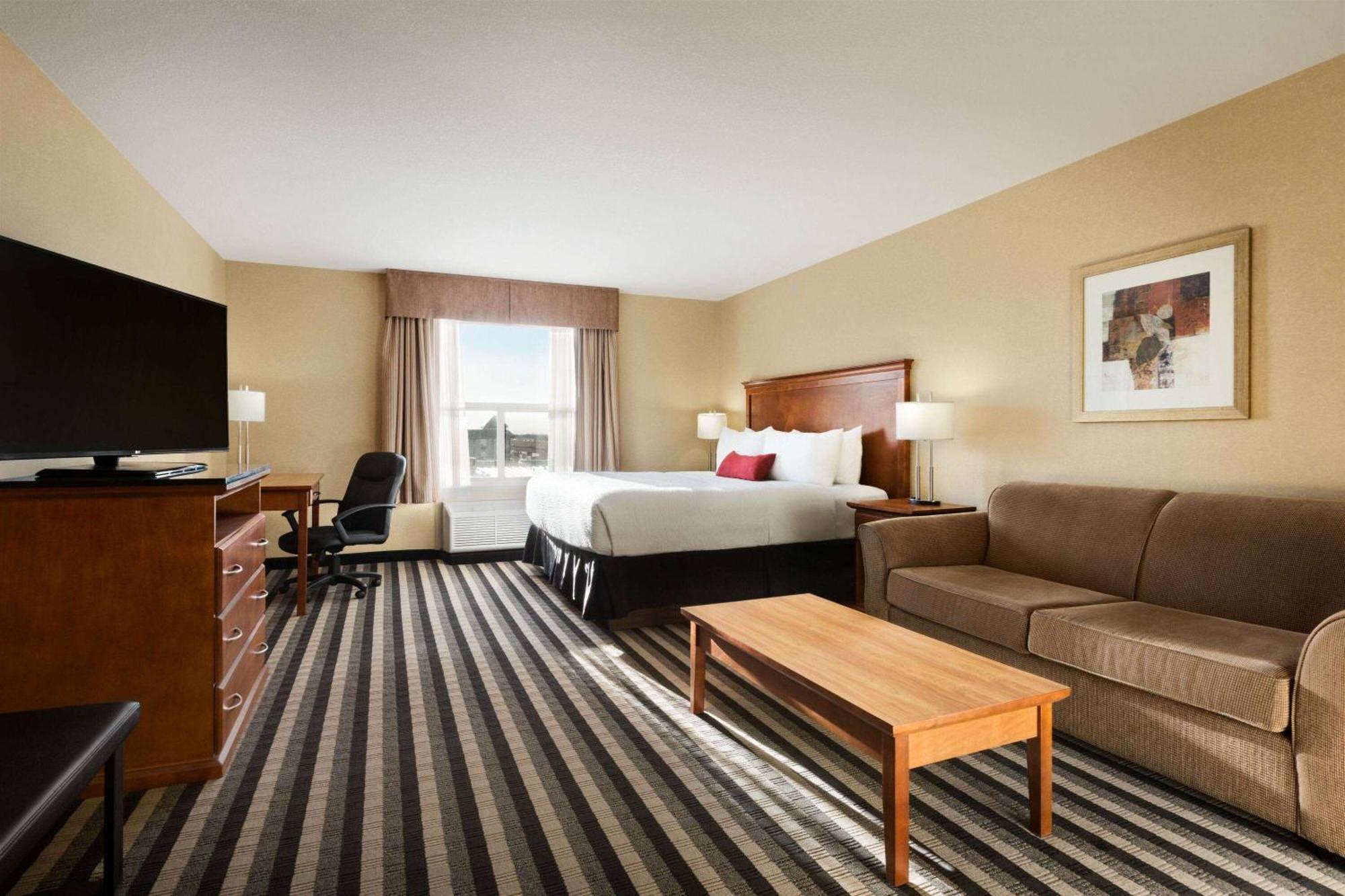 Days Inn & Suites By Wyndham Edmonton Airport Leduc Bagian luar foto