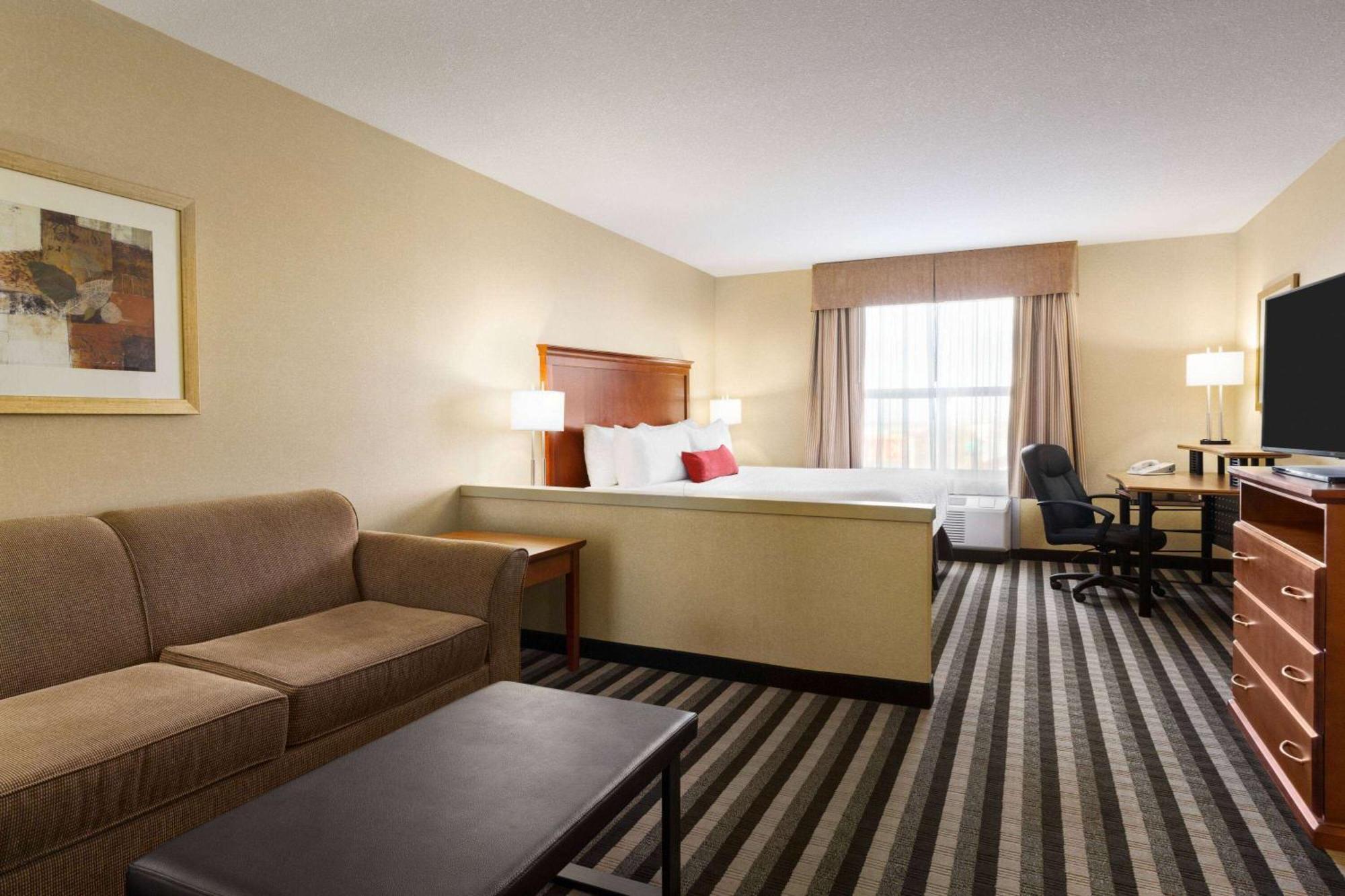 Days Inn & Suites By Wyndham Edmonton Airport Leduc Bagian luar foto