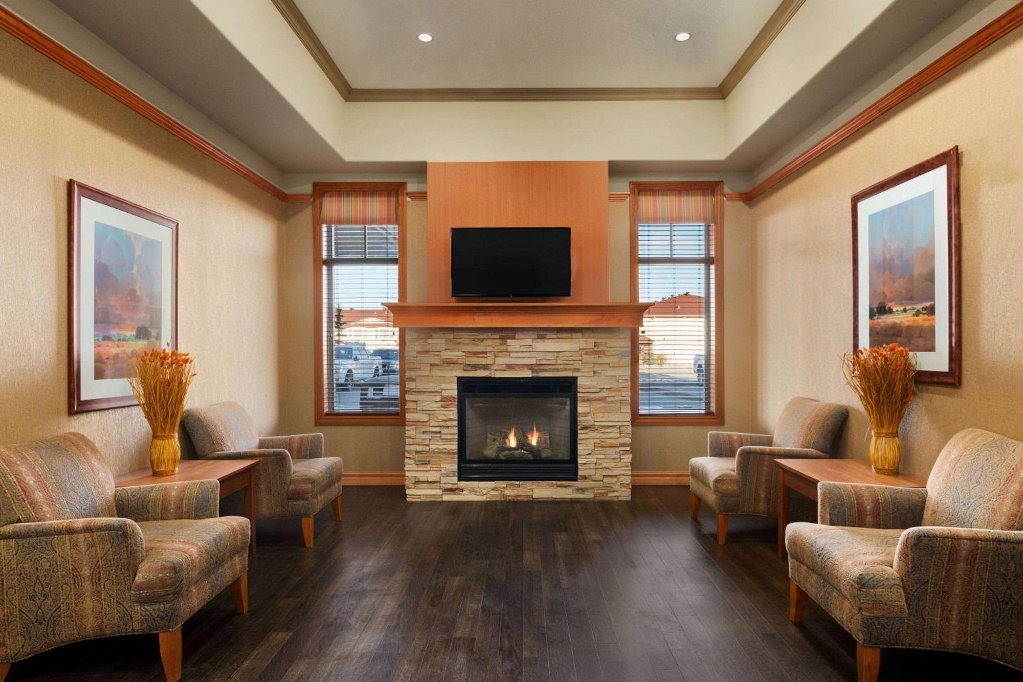 Days Inn & Suites By Wyndham Edmonton Airport Leduc Bagian luar foto