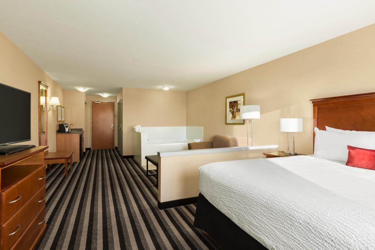 Days Inn & Suites By Wyndham Edmonton Airport Leduc Bagian luar foto
