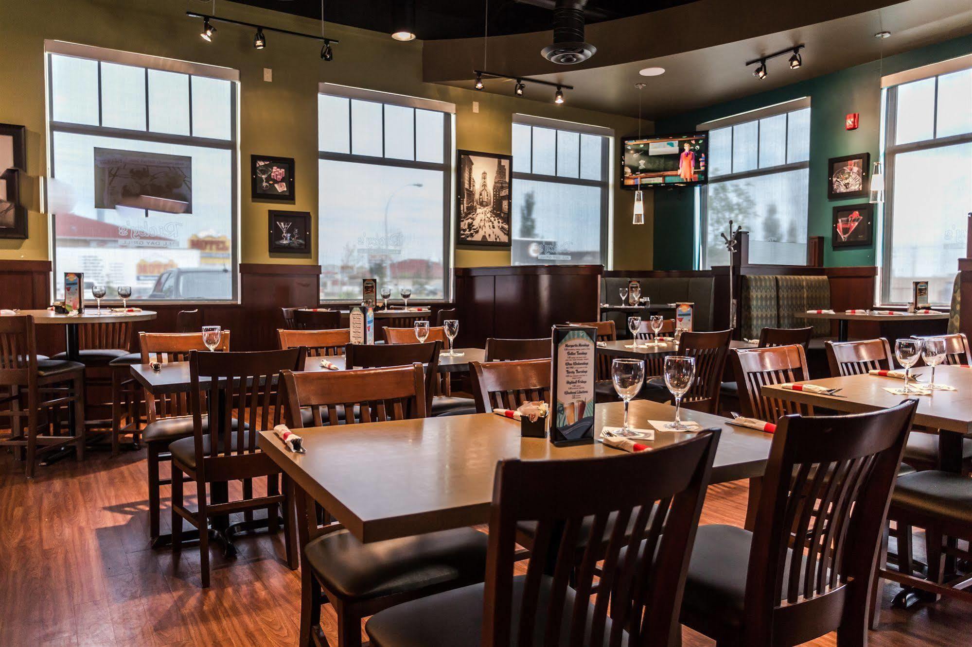 Days Inn & Suites By Wyndham Edmonton Airport Leduc Bagian luar foto