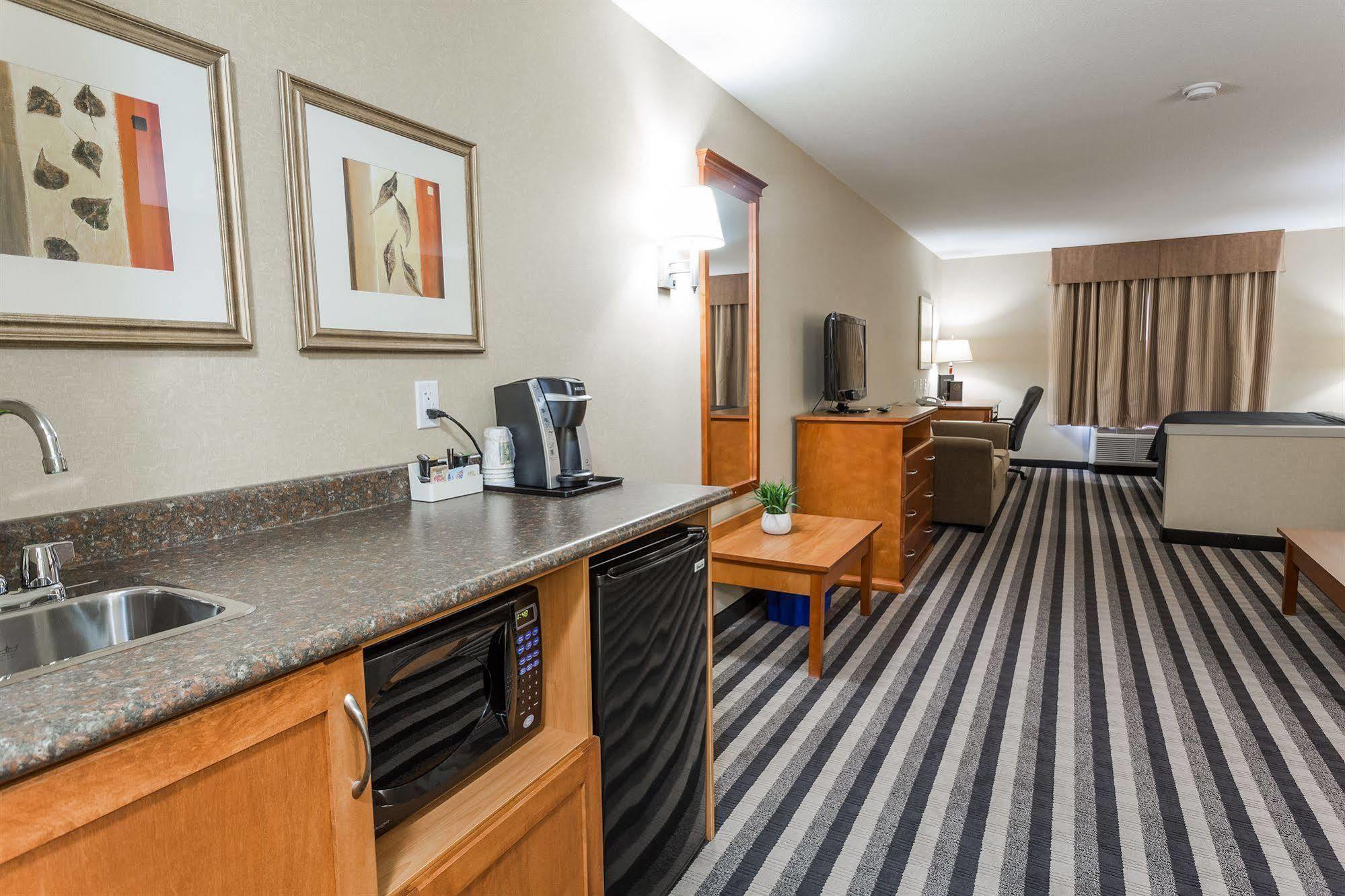 Days Inn & Suites By Wyndham Edmonton Airport Leduc Bagian luar foto