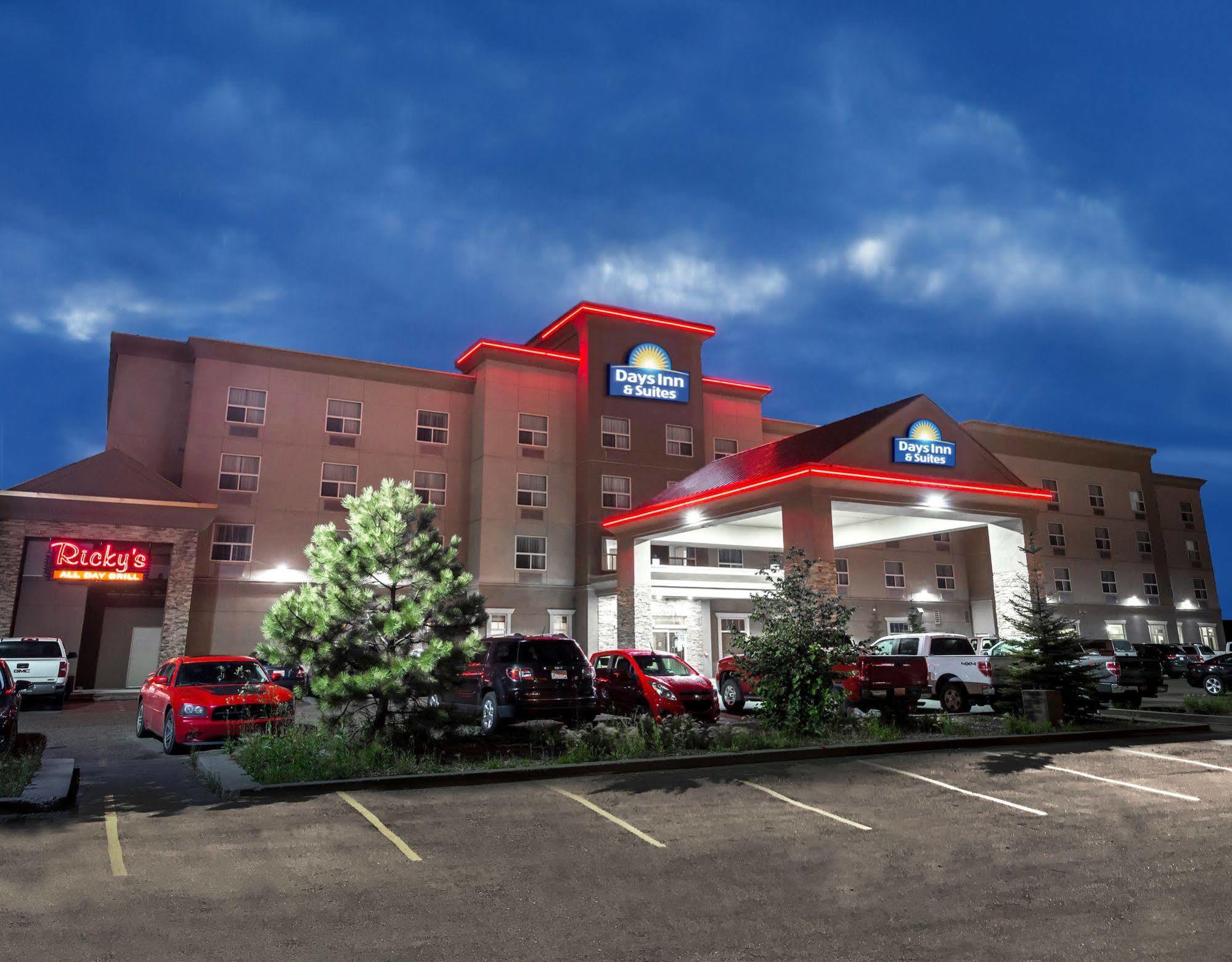 Days Inn & Suites By Wyndham Edmonton Airport Leduc Bagian luar foto