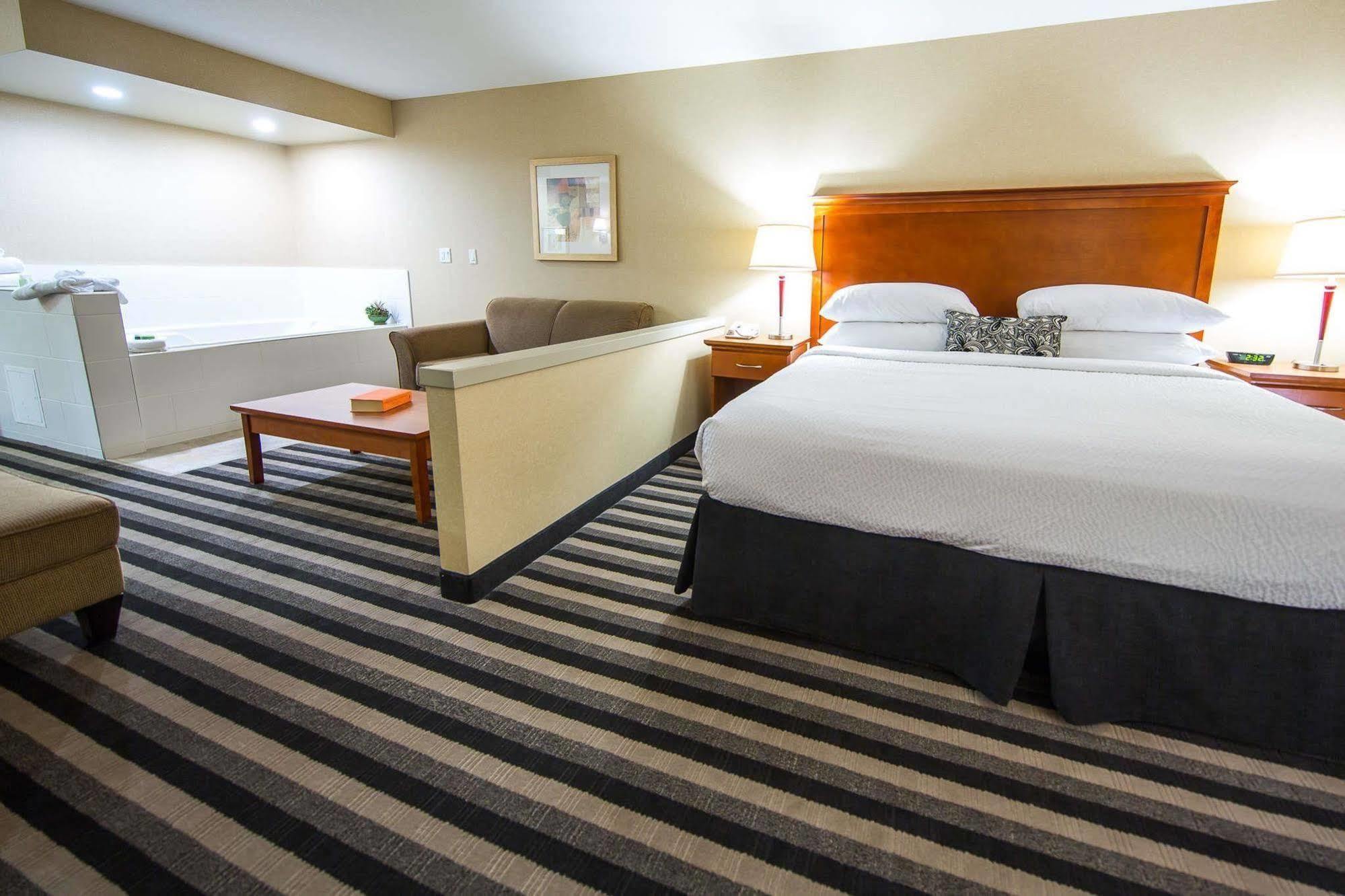 Days Inn & Suites By Wyndham Edmonton Airport Leduc Bagian luar foto
