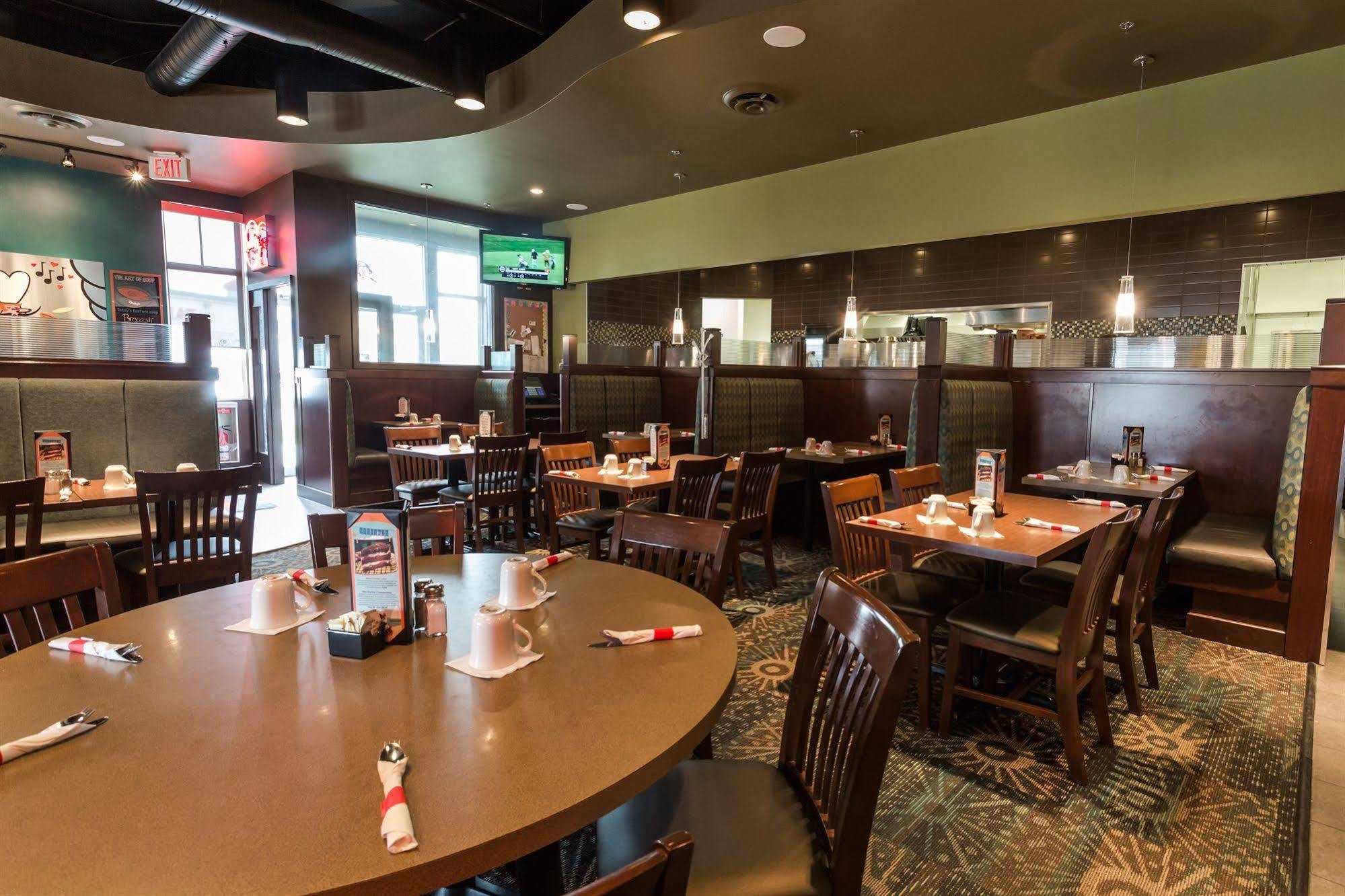 Days Inn & Suites By Wyndham Edmonton Airport Leduc Bagian luar foto