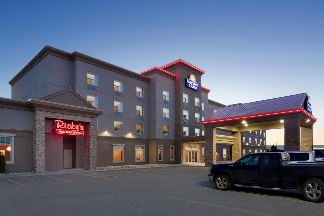 Days Inn & Suites By Wyndham Edmonton Airport Leduc Bagian luar foto